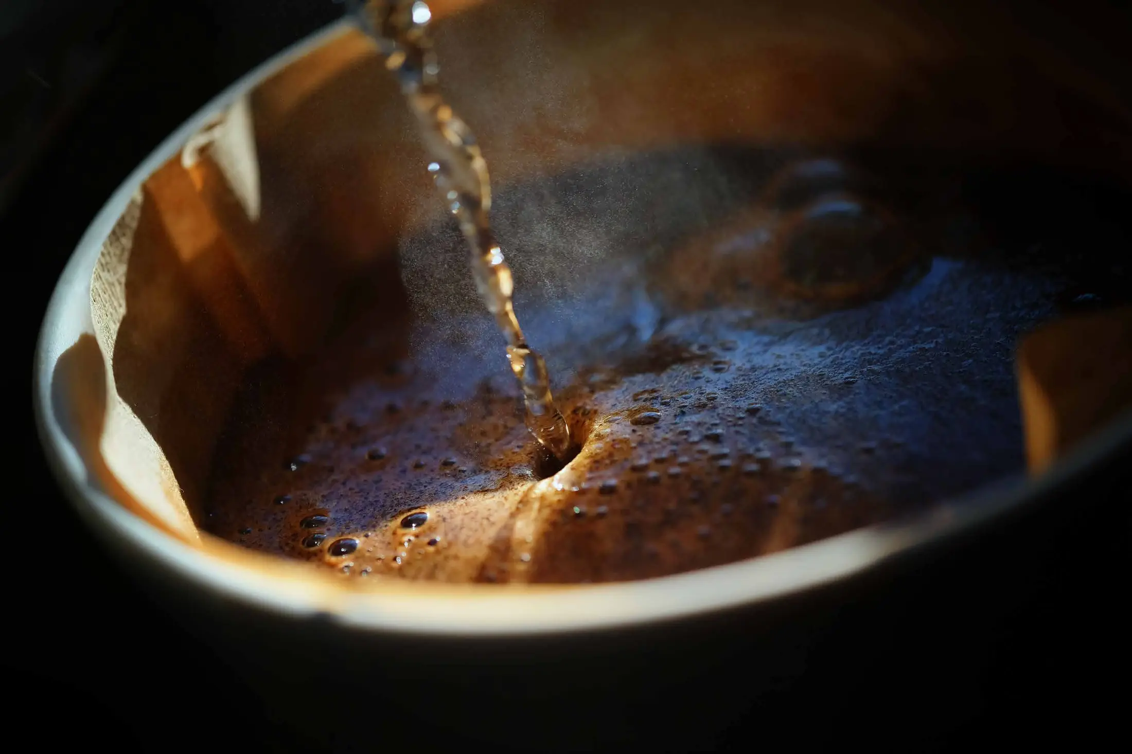 Café sendo coado, em close